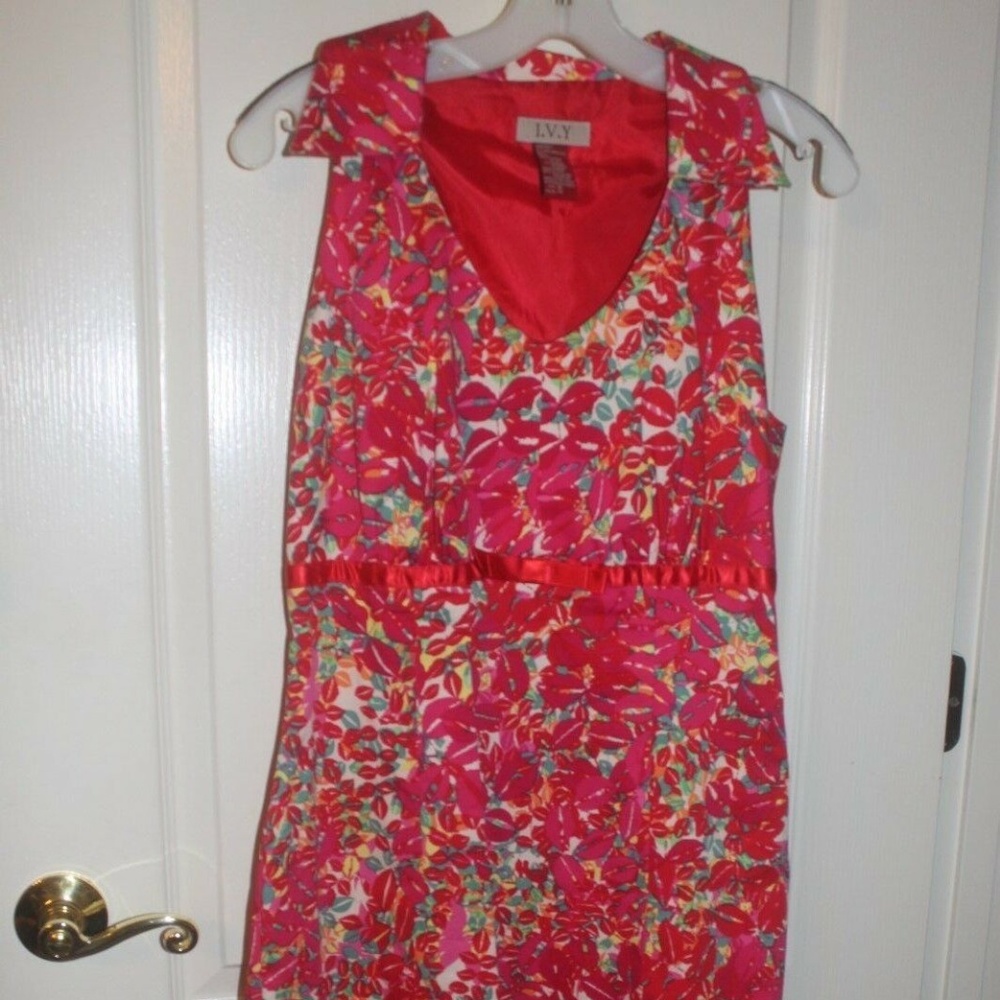 I.V.Y Red Floral Sleeveless dress floral Red Ribbon Trim V Neck Stretch EUC 10